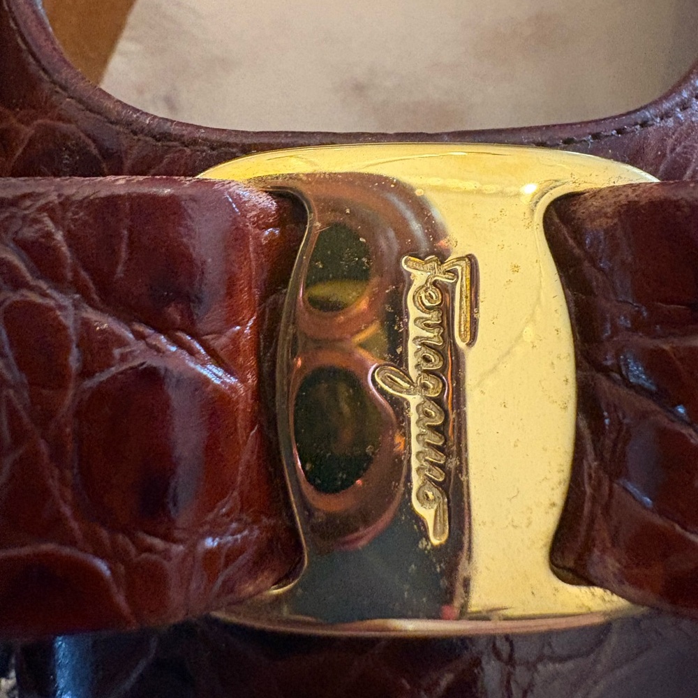 Salvatore Ferragamo Vara Croc-Embossed leather Bow Flats with Gold Plaque - Picture 3 of 11